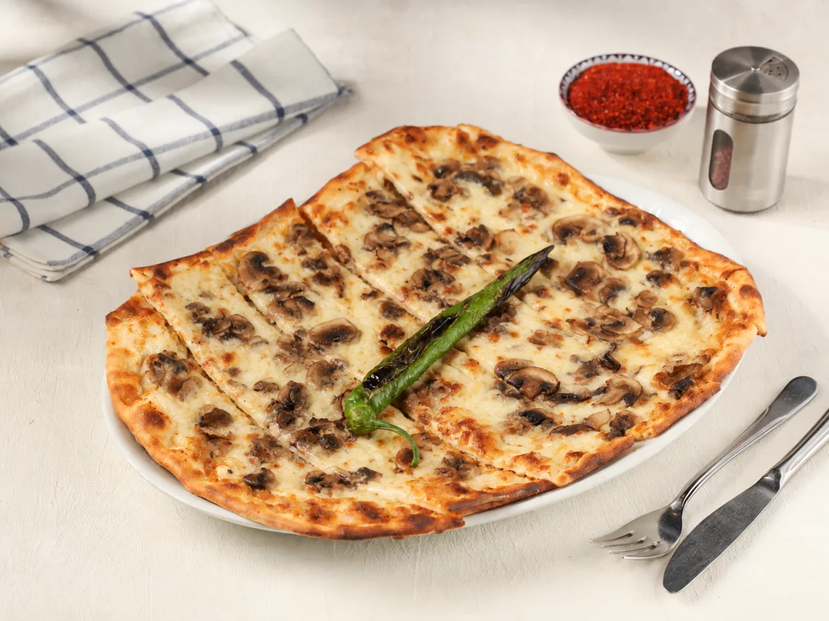 Kaşarlı Mantarlı Pide