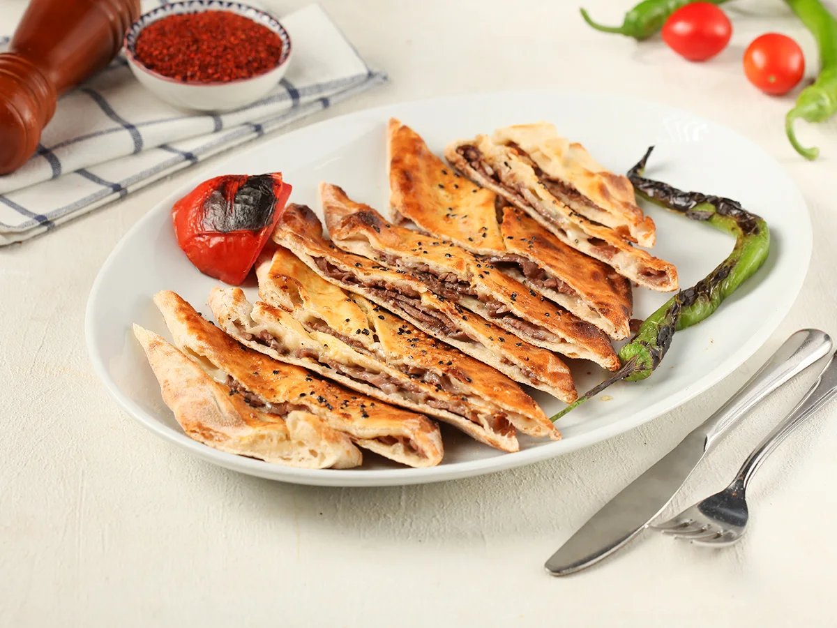 Kapalı Kaşarlı Dönerli Pide